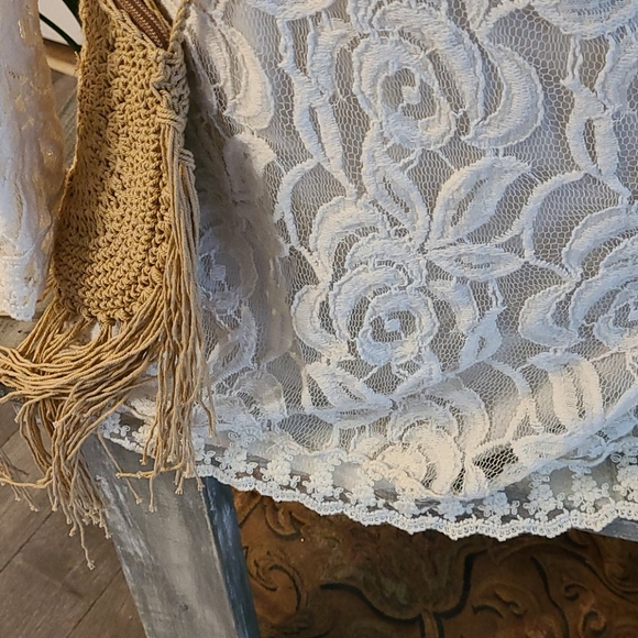 BEAUTIFUL CREAMY WHITE LACE LINED MIDI DRESS - Picture 10 of 16